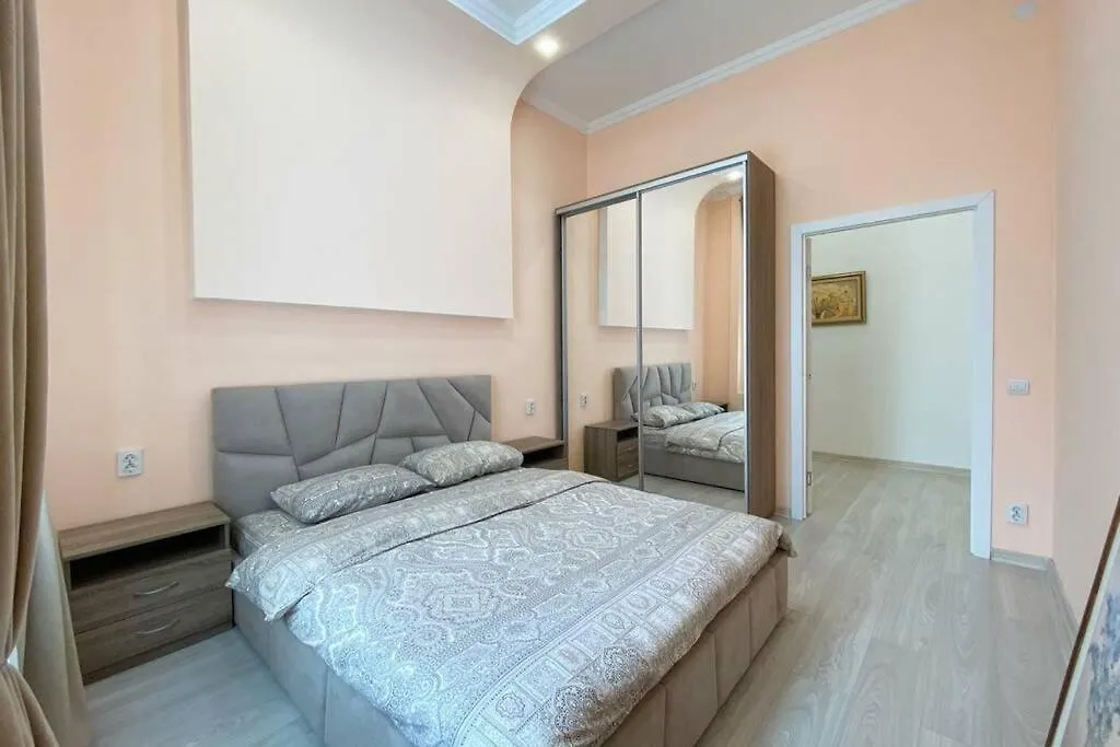 Comfortable Luxury Apartment With 3 Rooms. Center Heart Of Kiev  Kiew
